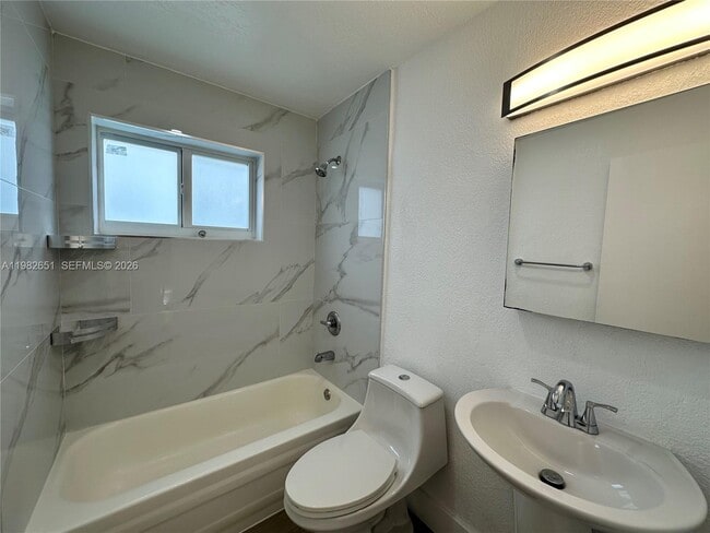 Building Photo - 913 NE 17th St