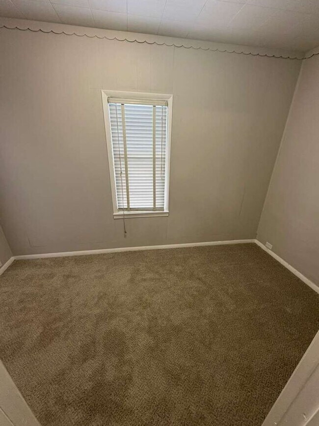 Building Photo - 3666 E 57th St