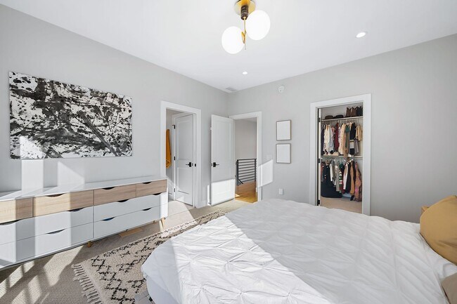 Building Photo - Modern 4BD, 4BA Home With 2-Car Garage, On...