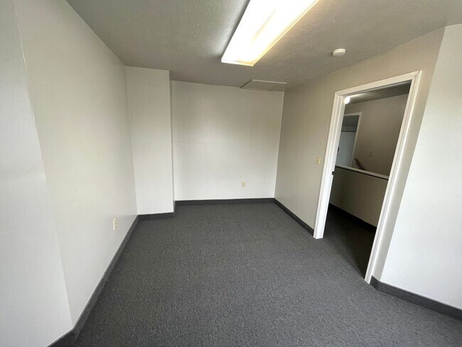 Building Photo - FIVE BEDROOM HOUSE !!. Just a four-minute ...