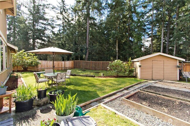 Building Photo - Charming 4 Bedroom home with fenced yard a...