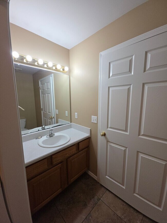 Building Photo - 401 E 11th St