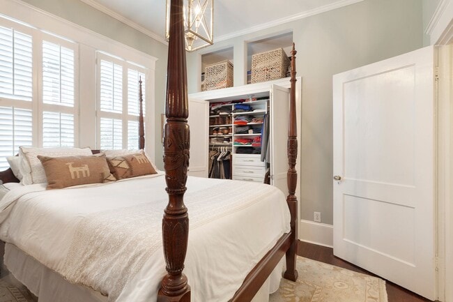 Building Photo - Timeless 3/2 in the Heart of Midtown by Piedmont Park!