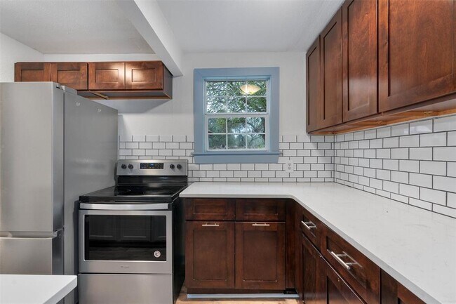 Building Photo - 1100 High Rd