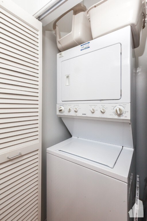 Building Photo - 933 W Van Buren St