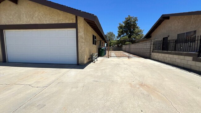 Building Photo - (APPLICATION PENDING) East Lancaster Home