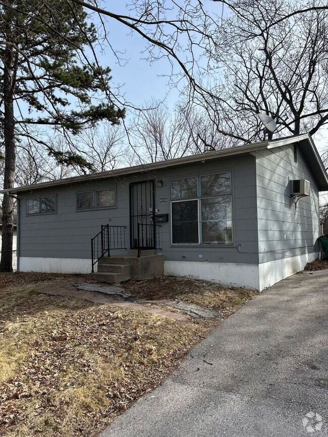 Building Photo - 3 bedroom, 1 bath, fenced in yard