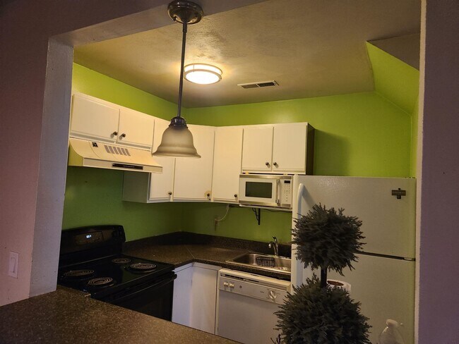 Building Photo - 1394 Bradley Dr