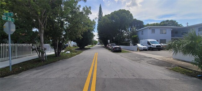 Building Photo - 2615 SW 22nd Ave