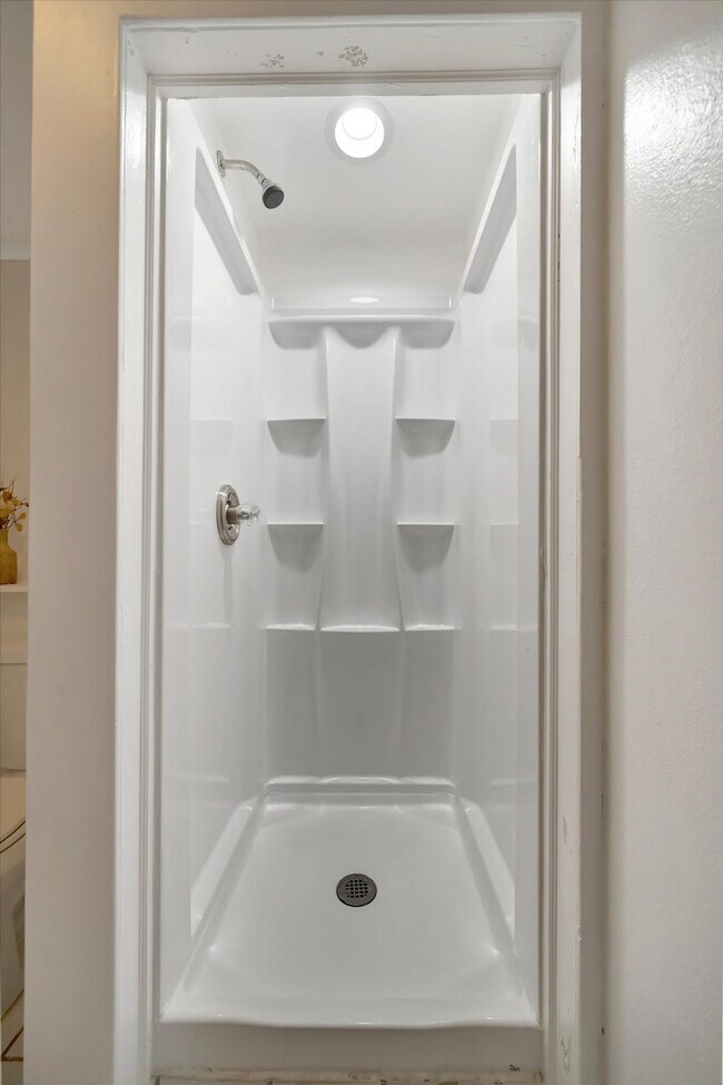 Building Photo - 4408 E Riverside Dr