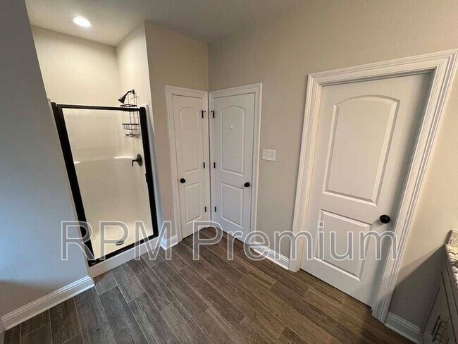 Building Photo - 6212 Lake Edge Dr