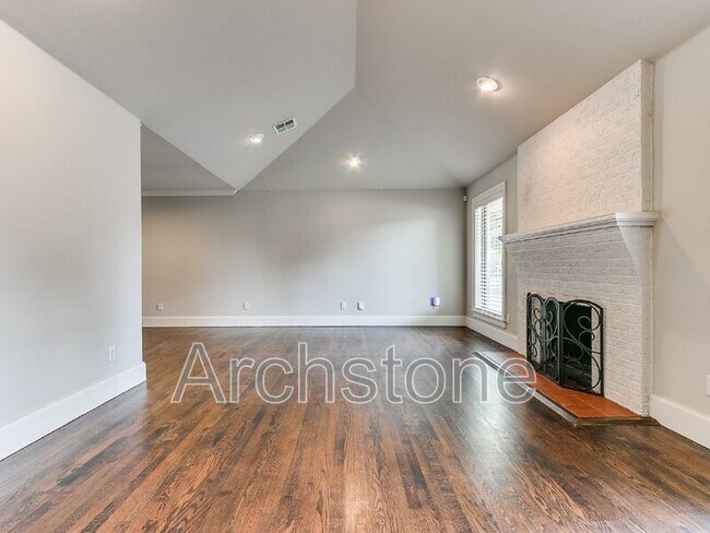 Building Photo - 9631 Stratford Dr