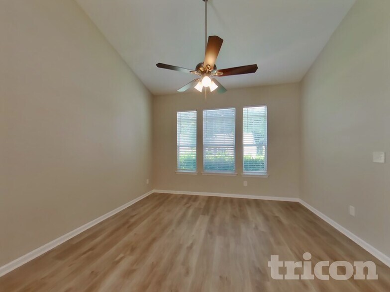 Building Photo - 68 Camden Way