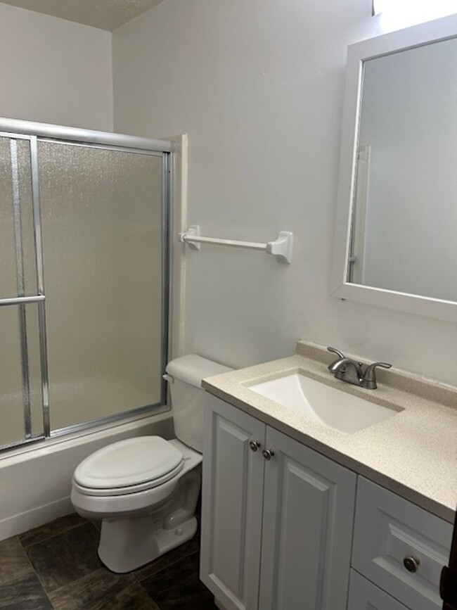 Building Photo - 9860-9864 MANDEL - LO