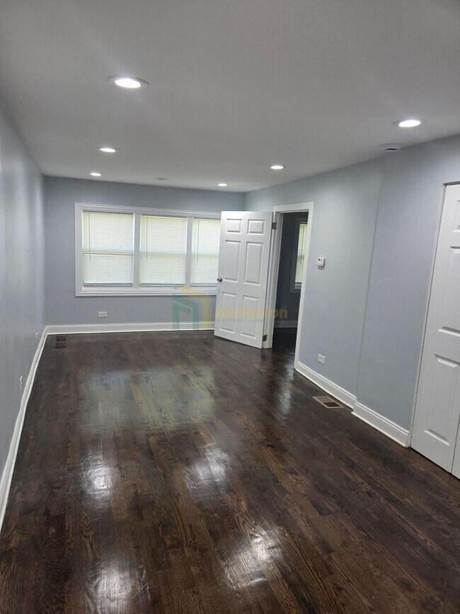Building Photo - Beautifully Renovated 3 Bedroom / 1 Bathro...