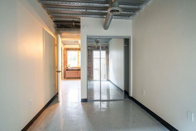 Building Photo - 15 Burbank Dr SW