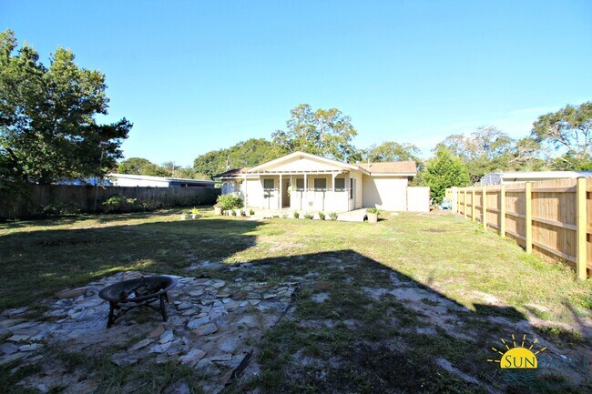 Building Photo - Lovely 3 Bedroom Home in Fort Walton