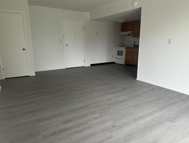 Building Photo - 620 Pedretti Ave