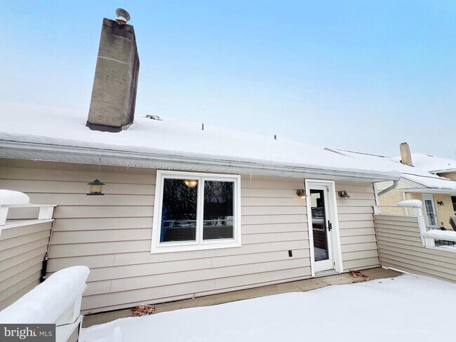 Building Photo - 450 Linden Ave