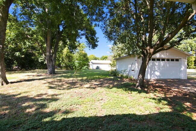Building Photo - "Adorable 2-Bedroom, 1-Bath in Home with Beautiful Oak Floors, Spacious Yard and Lawn Service Inc...