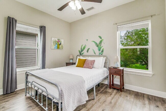 Building Photo - 1002 W Main St