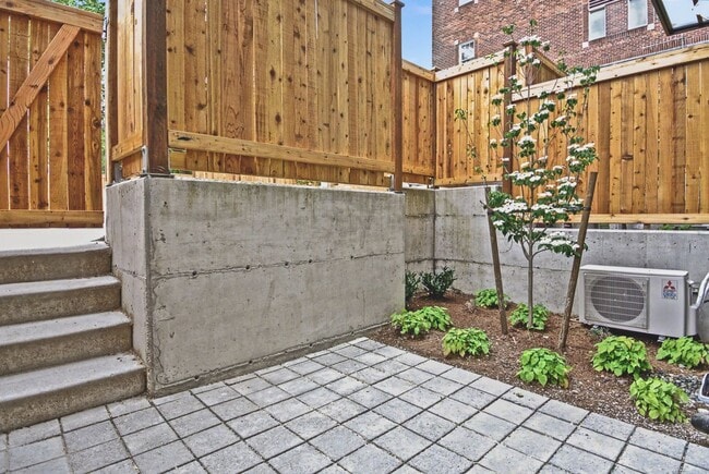Building Photo - AVAILABLE AUGUST 14th! Modern Townhome w/ Private Balcony, AC, & Reserved Parking in Central Area