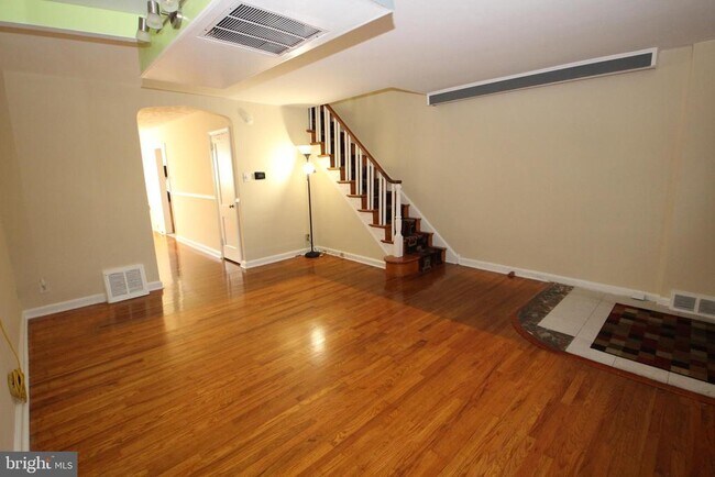 Building Photo - 222 W Colonial St