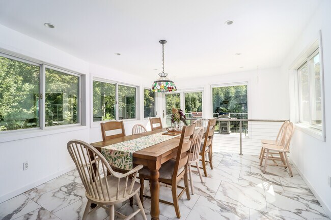 Building Photo - 5 Birch Ln