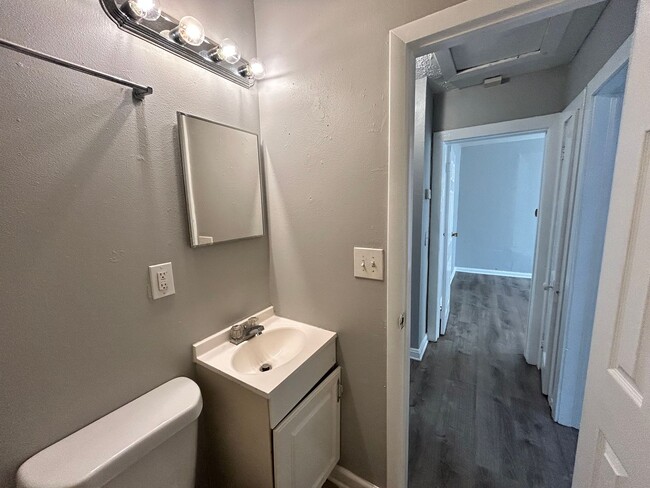 Building Photo - Cute 2 Bedroom House Available