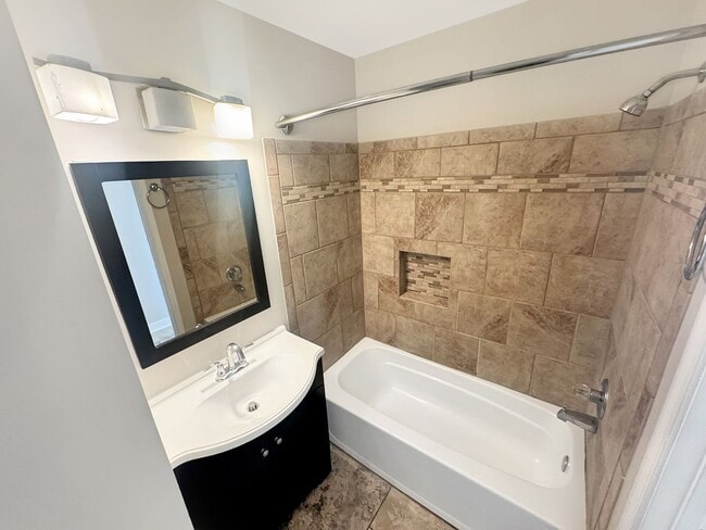 Building Photo - Spacious 3-Bedroom Townhome Minutes from D...