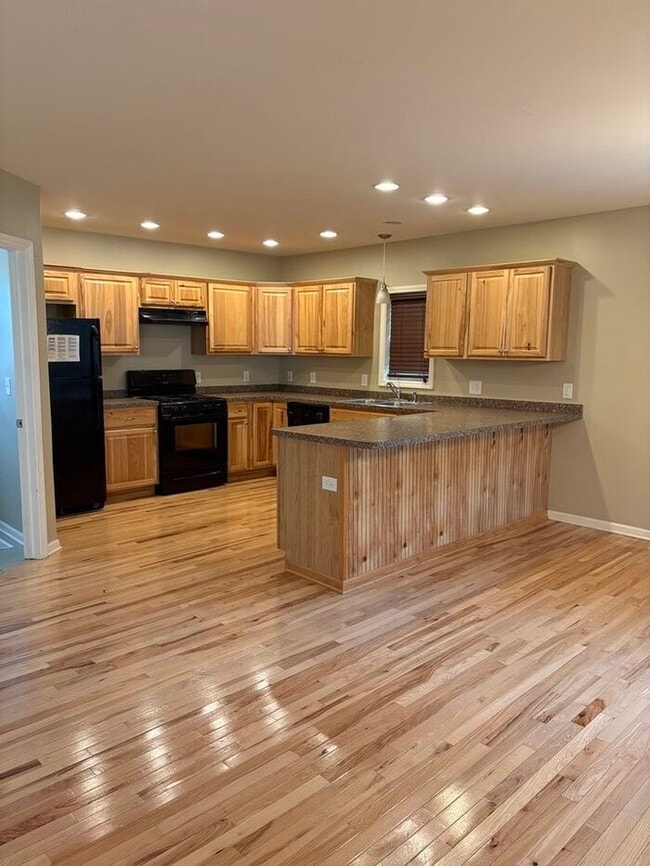 Building Photo - 2 Story Colonial - 3 bdrm/2 bath - LARGE YARD