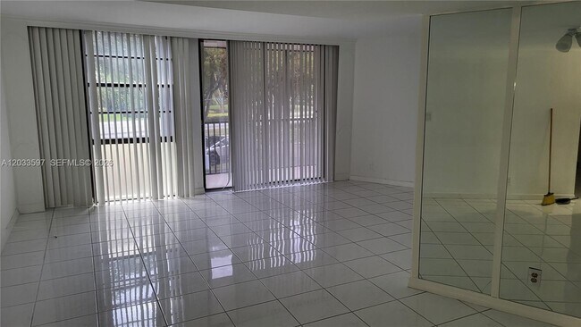 Building Photo - 3401 N Country Club Dr