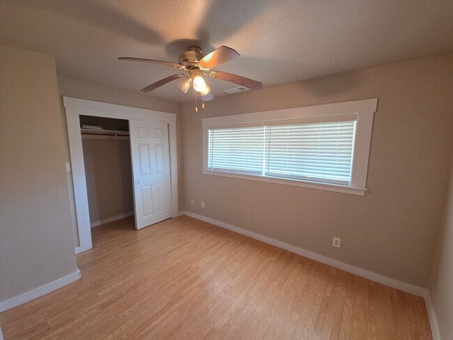 Building Photo - Peaceful 2 bedroom home