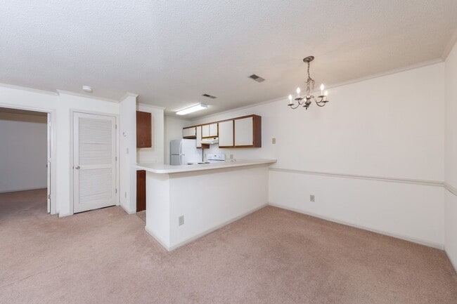 Building Photo - Prime Location!