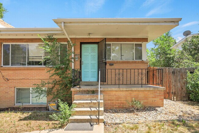 Building Photo - $1,995 - 3 Bed, 1 Bath Duplex Unit in Litt...