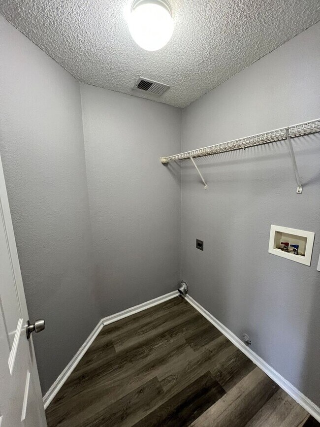 Building Photo - Spacious 3BR Duplex with Garage