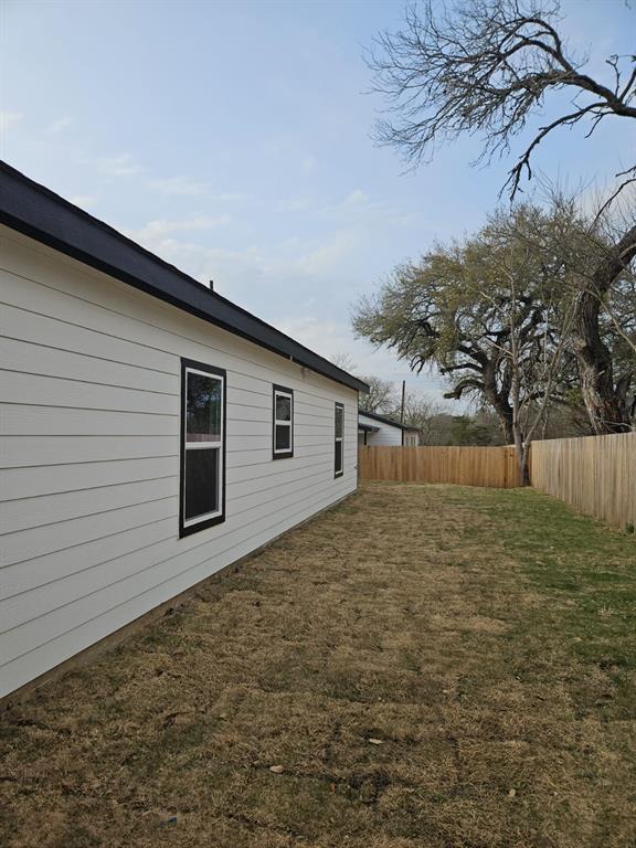 Building Photo - 715 E Live Oak St