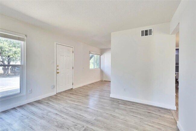 Building Photo - 3462 Willowrun Dr