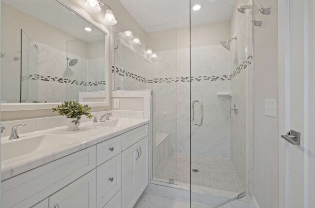 Building Photo - Luxury Townhome with Elevator and Rooftop Terrace