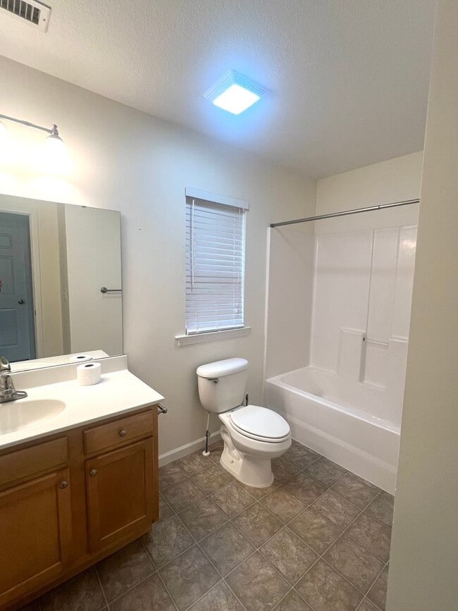 Building Photo - Super cute, clean 2 bedroom/2 full bathroom condo!