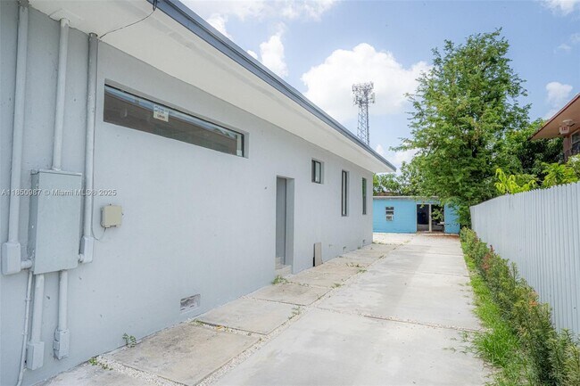 Building Photo - 666 NW 28th St