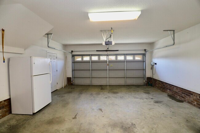 Building Photo - 3065 Temple Rd