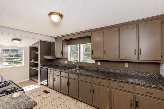 Building Photo - 4 Bedroom, 2 Bathroom in Adamsville