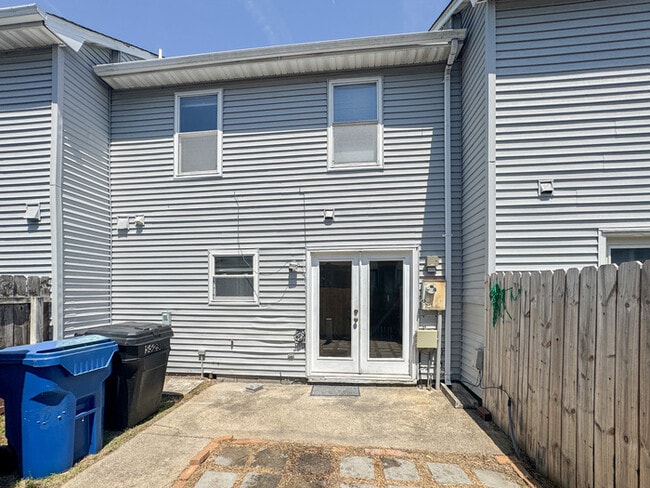 Building Photo - Charming 3 Bedroom, 1.5 Bathroom Townhome in Kempsville