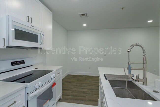 Building Photo - 4352 S Kirkman Rd