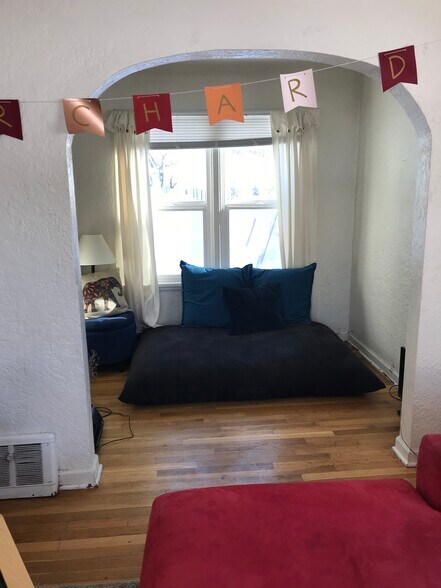 Building Photo - 1255 NE Valley Rd