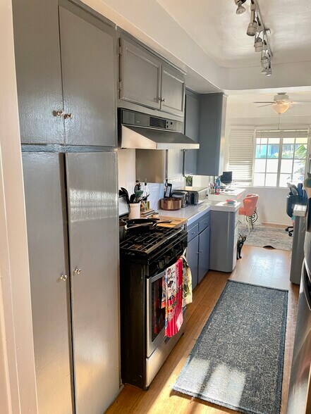 Kitchen - 1900 S Holt Ave
