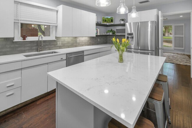 Building Photo - CHARMING 5 BDRM HOME IN CASTLE HILLS!!