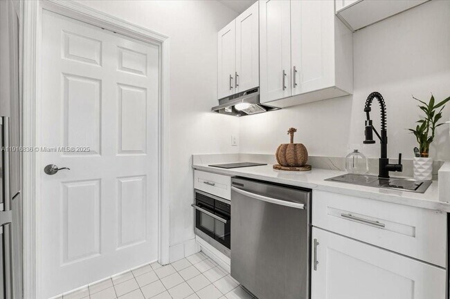 Building Photo - 413 NW 23rd Ave