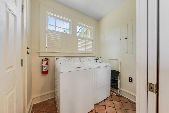 Building Photo - 1711 Stark Ave